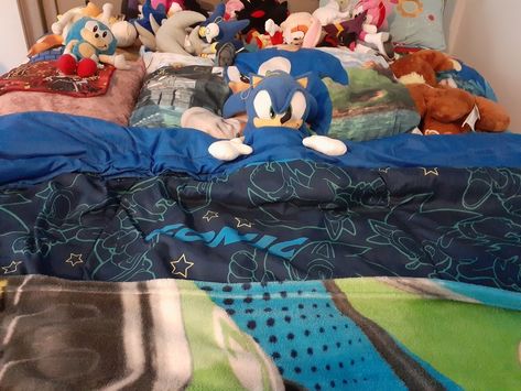 I was meant to post this days ago don't ask why I ahvr a sonic bed set I got it for my birthday years ago Sonic Room Aesthetic, Sonic Themed Room, Sonic Room Decor, Sonic Bed, Sonic Room, Sonic Core, Sonic The Hedgehog Plush, Retro Room Ideas, 2010s Nostalgia