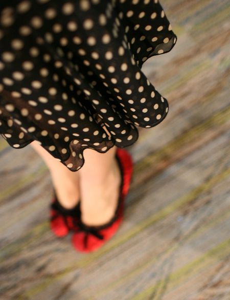 Rockabilly Mode, Rock Vintage, White Polka Dot Dress, Rockabilly Fashion, Red Heels, Red Polka Dot, Beautiful Skirts, Maleficent, Brown Dress