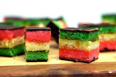 Italian Flag Cookies, like the ones you get in New York......yummy. My husband and I made these one year at Christmas and they were fabulous! Neapolitan Cookies, Seven Layer Cookies, 7 Layer Cookies, Rainbow Cookies Recipe, Italian Rainbow Cookies, Kek Lapis, Italian Christmas Cookies, Italian Cookie Recipes, Cookie Bar