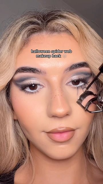 tia shea ♡ on Instagram: "using an eyelash curler to create an easy spider web for halloween!! doing this makes the lines so much easier to do. i just simply went in with black eyeshadow on an old liner brush and mapped out the lines then i went in with an eyeliner to make the lines more neat and prominent! ⠀⠀⠀⠀⠀⠀⠀⠀⠀ products used: @jordanaticiacosmetics nude divinity palette @elfcosmeticsuk eyelash curler ⠀⠀⠀⠀⠀⠀⠀⠀⠀ #makeuptutorial #eyeshadowtutorial #halloweenmakeup #halloweeneyeshadow #hallowe Cobweb Eyeliner Simple, Halloween Spider Face Makeup, Spider Web Eyeliner Tutorial, Black Widow Spider Makeup, Spider Web Eye Makeup Easy, Spider Web Eyeliner Easy, Easy Spiderweb Makeup, Spider Web Liner, Spider Eyeshadow