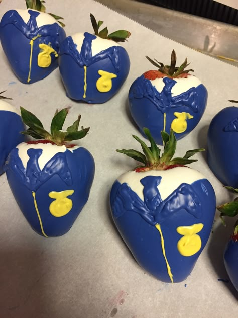 FFA jacket decorated chocolate strawberries. Custom chocolate dipped strawberries for FFA banquet. Ffa Themed Graduation Party, Ffa Goodie Bags, Ffa Dessert Ideas, Fun Ffa Activities, Ffa Teacher Gifts, Ffa Recruitment Ideas, Ffa Auction Ideas, Ffa Fundraiser Ideas, Ffa Cake Ideas