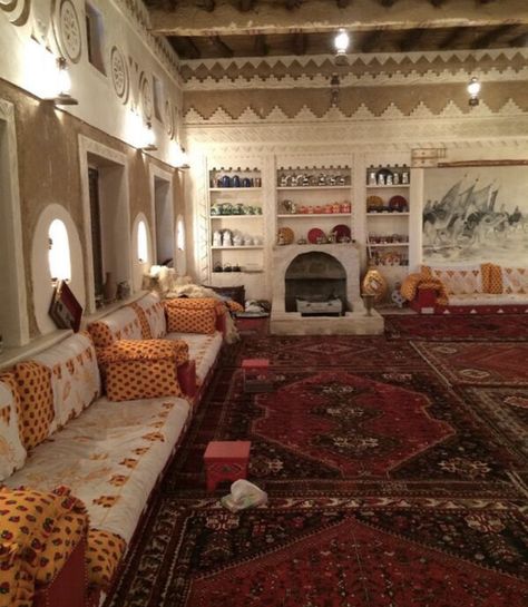 Arabic Living Room, Arabic Interior Design, Middle Eastern Decor, Moroccan Houses, Floor Seating, Living Room Inspo, A Living Room, Restaurant Interior, Home Room Design