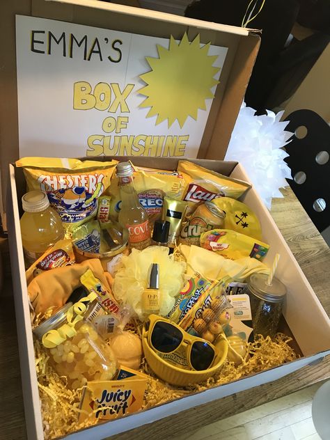 Yellow Gifts Ideas, Yellow Birthday Box Ideas, Yellow Things Gifts, Yellow Gift Box Ideas, Golden Birthday Gift Ideas, Sunshine Box Ideas, Yellow Themed Gifts, Box Of Sunshine Gift, All Things Yellow