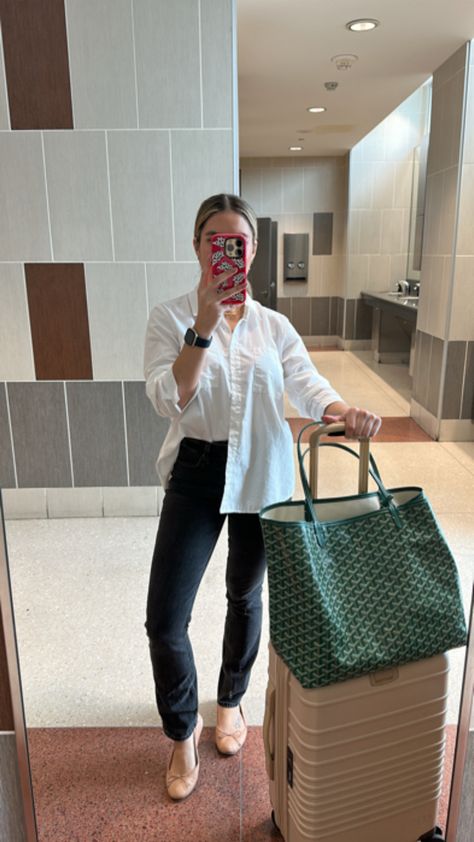 Oversized White button down shirt, black skinny straight jeans (abercrombie), nude flats, chic outfit, airport outfit, travel fit. Work Airport Outfit, Airport Chic Outfit, Nude Flats Outfit, Airport Chic, Straight Jeans Outfit, Outfit Airport, Fit Checks, Travel Outfit Plane, Nude Flats