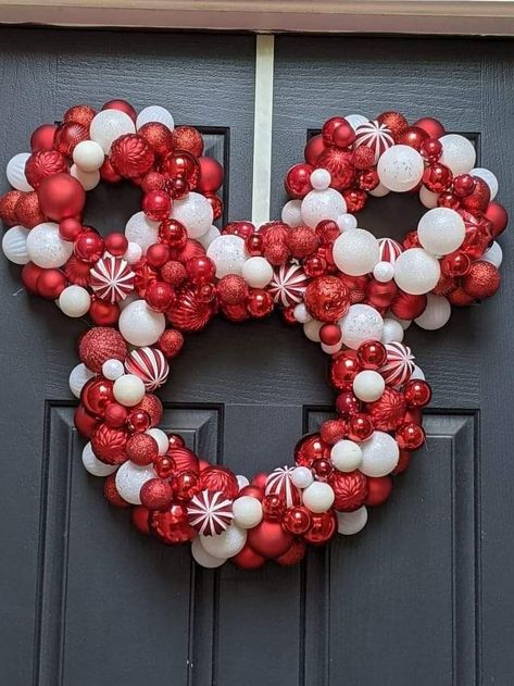 Disney Christmas Decorations Diy, Disney Diy Christmas Ornaments, Disney Christmas Tree Decorations, Disney Christmas Diy, Disney Ornaments Diy, Disney Christmas Crafts, Mickey Mouse Christmas Tree, Mickey Mouse Wreath, Mickey Wreath