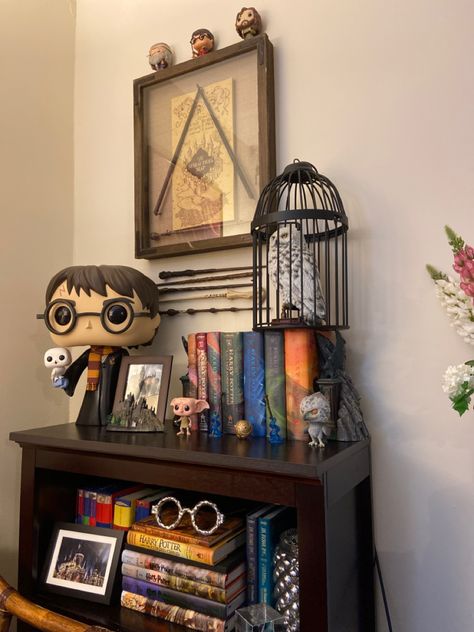 Pur little collection of harry potter Harry Potter Kids Room, Harry Potter Rooms, Harry Potter Office, Harry Potter Shelf, Harry Potter Display, Harry Potter Themed Room, Harry Potter Fanları, Harry Potter Bedroom Decor, Stile Harry Potter