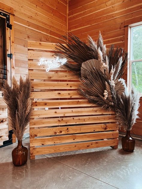 Western Prom Decorations, Boho Theme Bridal Shower Ideas, Bridal Shower Western, Western Bridal Shower Ideas, Apothecary Wedding, Country Bridal Shower Decorations, Hoco Court, Boho Wedding Backdrop, Rusting Wedding