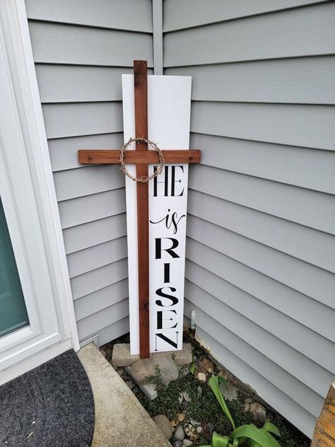 Diy Religious Easter Decor, Diy Easter Wood Signs, Christian Yard Decor, He Is Risen Porch Leaner, How To Make A Wooden Cross, Easter Open House Ideas, Diy Cross Decor Ideas, Easter Front Porch Sign, Diy Easter Porch Decor