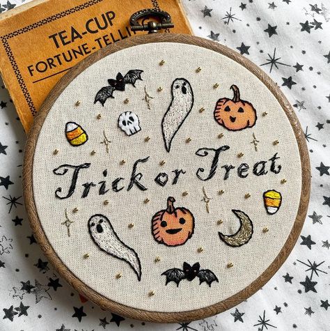 Tiny Halloween Embroidery, Spooky Embroidery Halloween, Fall Halloween Embroidery, Cute Fall Embroidery, Easy Halloween Embroidery, Embroidery Halloween Designs, Halloweentown Embroidery, Halloween Embroidery Ideas, Spooky Embroidery Patterns