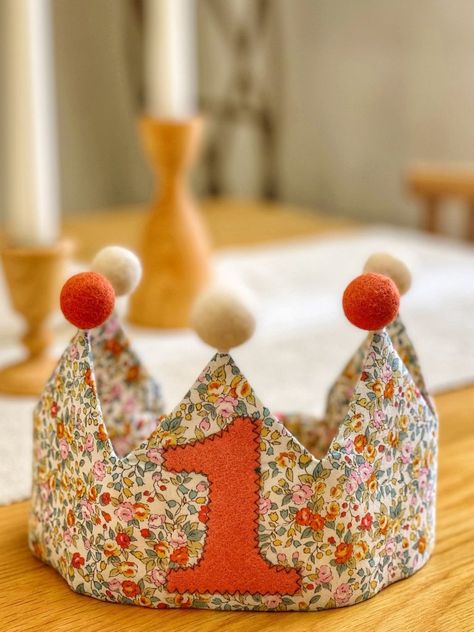 Fabric Crown Tutorial, How To Make A Felt Crown, Diy 1 Birthday Decorations, 1st Birthday Sewing Gift, Sew Birthday Crown, Diy 1st Birthday Crown, Crown Sewing Pattern Free, Fabric Crown Diy, Fabric Birthday Decorations