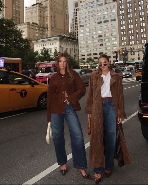 Fall In New York Outfits, New York Fall Outfit Street Styles, Shopaholic Aesthetic, Brown And Red Outfit, London Outfit Fall, Layering Fall Outfits, Pointed Boots Outfit, Nyc Fall Outfits Street Style, New York City Outfits Fall