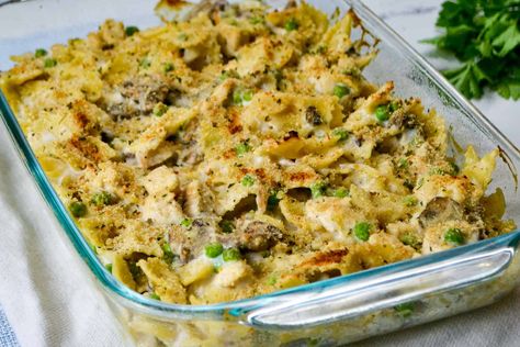 Easy Chicken Tetrazzini Easy Chicken Tetrazzini Recipe, Chicken Tetrazzini Casserole, Bow Tie Pasta Recipe, Easy Chicken Tetrazzini, Chicken Tetrazzini Recipes, Crunchy Bread, Pasta Seasoning, Creamy Pasta Bake, Chicken Tetrazzini