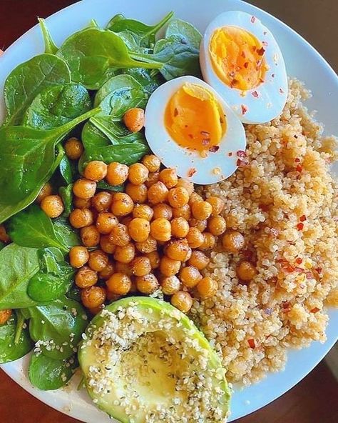 Vegetarian Kale Salad With Quinoa, And Chickpea Keto Salad, Pasti Sani, Healthy Bowls, Healthy Food Dishes, Yummy Salad Recipes, Healthy Bites, Healthy Food Motivation, Healthy Lifestyle Food, Satisfying Food