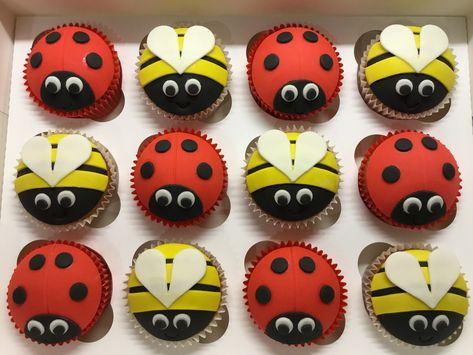 Bees and ladybird cupcakes Insect Cupcakes, Ladybird Cupcakes, Ladybug Food, Biscuit Icing, Teacher Cupcakes, Cakes Creative, Ladybug Cakes, Bee Cupcakes, Birthday Party At Park