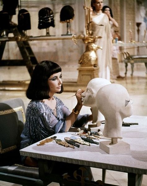 Elizabeth Taylor on the set of Cleopatra (1963, dir. Joseph Mankiewicz) Cleopatra 1963, Elizabeth Taylor Cleopatra, Epic Film, Lisa Eldridge, Hooray For Hollywood, Old Hollywood Stars, British American, Actrices Hollywood, Back To