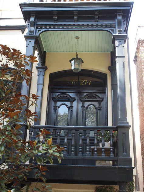 Savannah Georgia Victorian door | Jack Bricker | Flickr Victorian Portico, Victorian Balcony, Victorian Porch Ideas, Victorian Home Remodel, Victorian Porches, Victorian Front Porch, Black Porch, Victorian Doors, Double Door Entryway