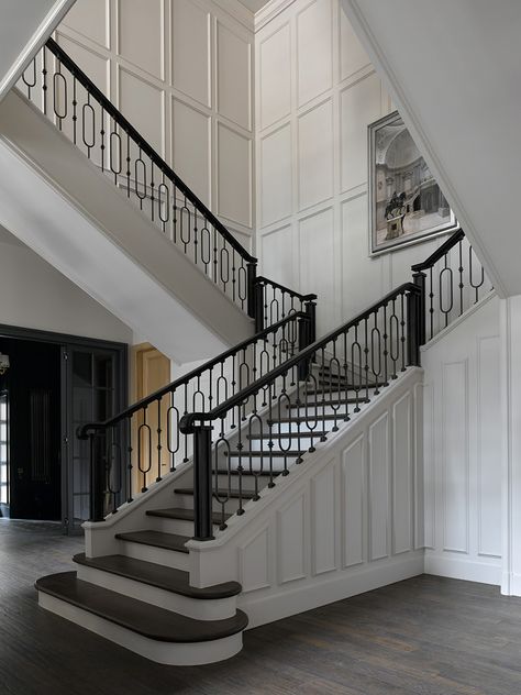 Classic Stairs Design, Spiral Staircase Dimensions, Classic Staircase, Modern Staircase Design, Staircase Interior Design, Spiral Stair, Staircase Designs, Entry Stairs, Staircase Railings