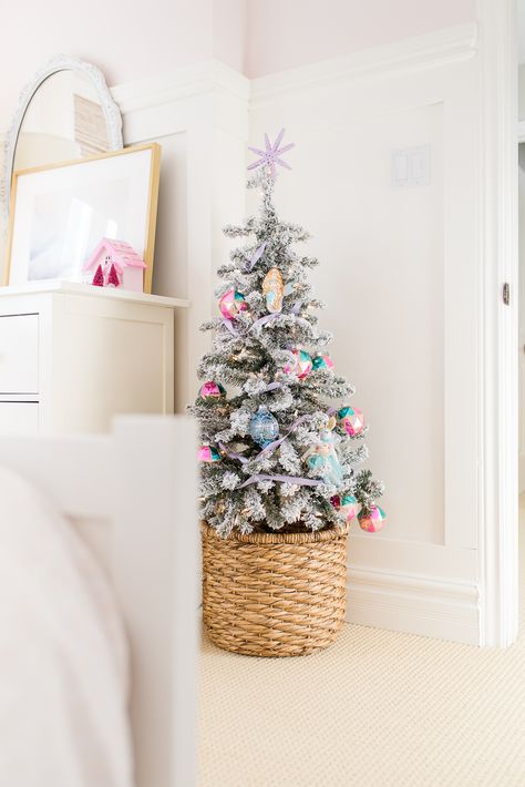 Christmas Kids Room, Christmas Trees For Kids, Holiday Greenery, Preppy Christmas, Christmas Decor Inspiration, Miniature Christmas Trees, Small Christmas Trees, Christmas Inspo, Christmas Room