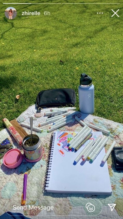 Art Outside Aesthetic, Art Du Croquis, Photographie Inspo, Artist Aesthetic, Art Story, Creative Instagram Stories, Foto Ideas Instagram, Instagram Photo Inspiration, A Picnic