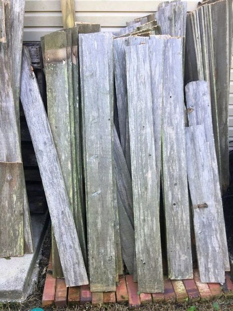 Reuse Fence Panels, Old Fence Board Projects, Fence Board Crafts, Picket Fence Decor, Picket Fence Crafts, Old Fence Wood, Cedar Fence Boards, Old Fence Boards, Wood Plank Wall