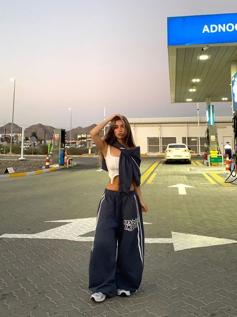 Streetwear Girl, Populaire Outfits, Foto Poses, Ținută Casual, Swaggy Outfits, Cute Everyday Outfits, Mode Streetwear, Parking Lot, Gas Station