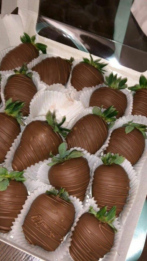 Individually Wrapped Chocolate Covered Strawberries, Chocolate Covered Strawberries Toppings, Brown Chocolate Covered Strawberries, Chocolate Strawberries Ideas, Strawberry Covered Chocolate, Choc Covered Strawberries, Dark Chocolate Covered Strawberries, Strawberry Ideas, Treat Business