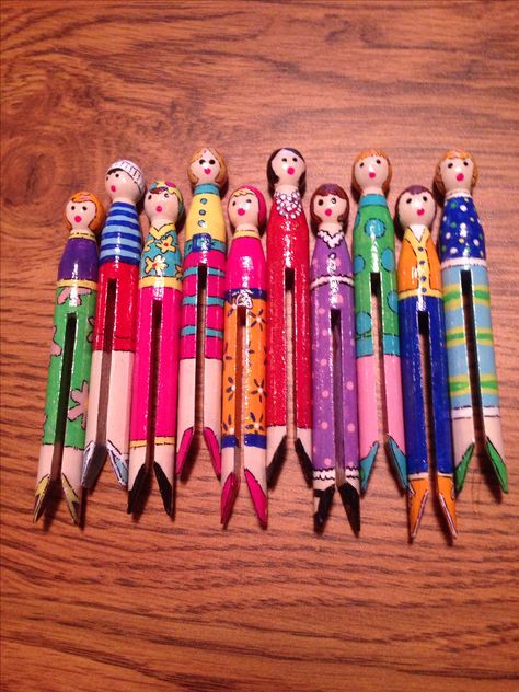 Painted clothespin people - Clothes Pin Ornaments, Clothespin People, Clothespin Art, Dolly Pegs, Christmas Clothespins, Clothes Pegs, Wood Peg Dolls, Small Dolls, Wooden Clothespins