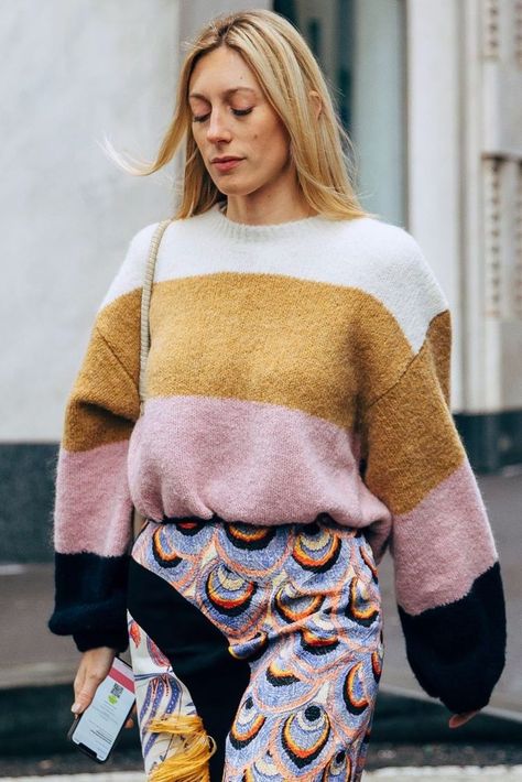 64 of the Best Colorblock Sweaters for Fall and Winter Sweaters For Fall, Casual Fashion Style, Winter Street Style, Shop Branding, Colorblock Sweater, Winter Street, Vogue Spain, Clothing Outfits, Street Style Winter