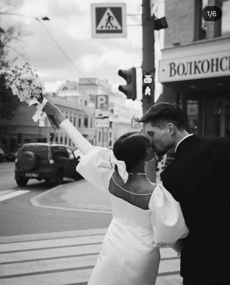 City Wedding Photoshoot, Urban Wedding Photography, Courthouse Wedding Photos, City Wedding Photos, Pre Wedding Poses, Wedding Picture Poses, Wedding Photography Styles, Urban Wedding, Wedding Photos Poses