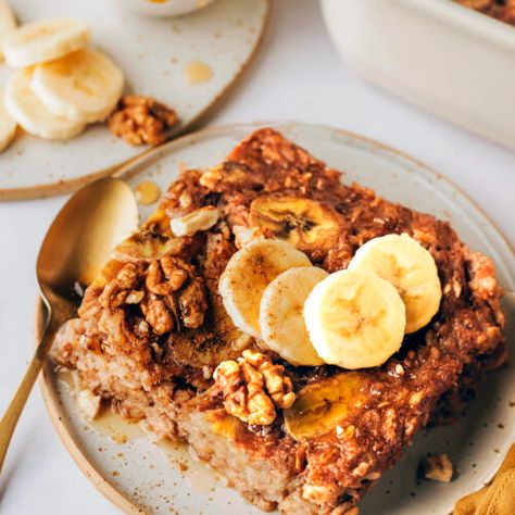 This banana bread baked oatmeal is studded with walnuts and lightly sweetened with maple syrup. It tastes just like banana bread in oatmeal form and is perfect for meal prep. Vegan + gluten-free. Banana Bread Baked Oatmeal, Baked Oatmeal Healthy, Banana Baked Oatmeal, Eating Bird Food, Healthy Oatmeal Recipes, Baked Oatmeal Recipes, Homemade Almond Milk, Healthy Oatmeal, Banana Oatmeal