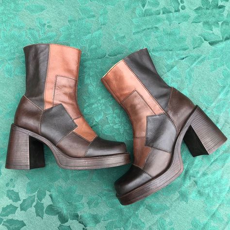 VINTAGE 90s STEVE MADDEN PATCHWORK CHUNKY BOOTS @SECONDHANDLUST ON DEPOP🤎 https://depop.app.link/0Qf0WHOSzeb Steve Madden Vintage Boots, Patchwork Platform Boots, Brown Patchwork Boots, Patchwork Brown Boots, Chunky 70s Boots, Steve Madden Patchwork Boots, Brown Patchwork Boots Outfit, 90s Chunky Boots, Vintage Steve Madden Boots