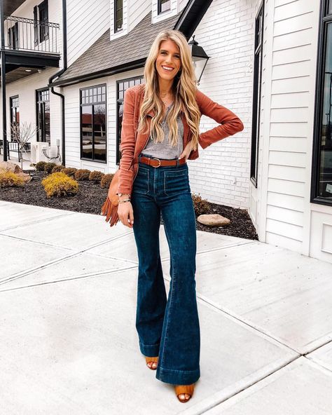 Tall Blonde Bell Bottoms ✌🏻 . . Finally found a pair of bell bottoms that come in longs and shorts. Worth every dollar. Sizing info in my… High Waisted Flare Jeans Outfit, Models Aethstetic, Look Casual Otoño, Flare Jean Outfit, Bell Bottom Jeans Outfit, Flare Jeans Outfit, Ig Models, High Waisted Flare Jeans, Western Style Outfits