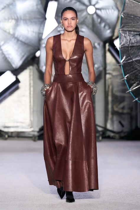 Leather Couture, Full Sleeves Dress, Leather Dress Women, Fall 2023 Ready To Wear, Moda Outfit, 2023 Ready To Wear, Brandon Maxwell, Leather Dresses, Slim Dresses