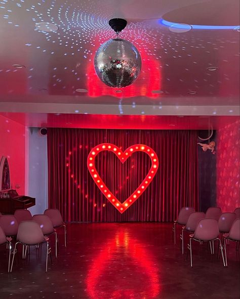 Wedding Venues Retro, Retro Valentines Day Decor, Vintage Valentine Wedding Theme, Kitch Wedding Ideas, Valentine Wedding Theme, Vegas Wedding Decorations, Kitsch Wedding Decor, Kitchy Wedding Ideas, Retro Vegas Wedding Aesthetic