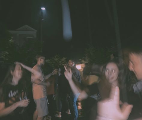 #party #night #summernights #summer #crowd #vibes #vibesinsummer #aesthetic House Party Aesthetic, Teenage Parties, College Parties, Teen Party, Best Friend Photos, Night Vibes, Teen Life, Aesthetic Summer, Night Aesthetic