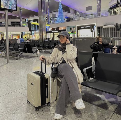 Airport Outfit Hijab Fashion Styles, Hijab Airport Look, Airport Outfit Winter Hijab, Modest Airport Look, Airport Hijab Style, Hijab Travel Outfits Airport, Airport Modest Outfit, Hijabi Travel Aesthetic, Travel Outfit Modest