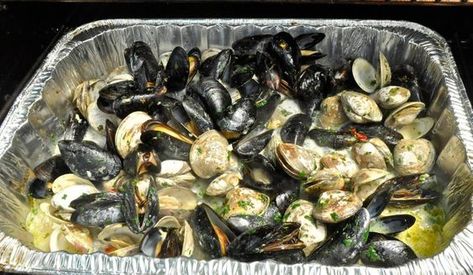 Grilled Mussels Recipe, Grilled Mussels, Grilled Clams, Tulips And Daffodils, Grilled Seafood Recipes, Mussels Recipe, Clam Bake, Clam Recipes, Shellfish Recipes