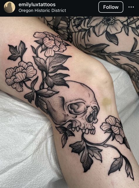 Over The Knee Tattoo, Knee Tattoo Ideas, The Knee Tattoo, Pieces Tattoo, Spooky Tattoos, Gothic Tattoo, Leg Tattoos Women, Stomach Tattoos, Tattoo Style Drawings