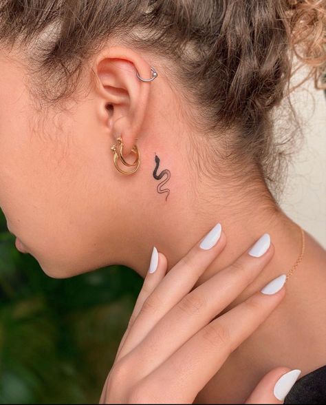 Snake Tattoo Behind Ear, Small Snake Tattoo, Tato Tradisional, Behind Ear Tattoos, Tattoo Behind Ear, Small Snake, Tasteful Tattoos, Inspiration Tattoos, Lip Tattoos