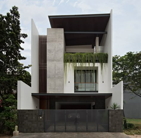 House With Plants, Design Casa Piccola, Fasad Design, Eksterior Modern, Modern Minimalist House, Narrow House, Modern Exterior House Designs, Minimal House Design, Minimalist House Design