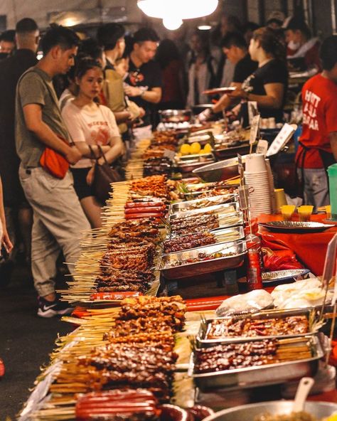 25 of the Best Filipino Street Foods Streetfood Philippines Street Food, Tusok Tusok Street Food, Street Foods Philippines Aesthetic, Philippine Street Food, Pinoy Street Food, Davinci Art, Yummy Asian Food, World Street Food, Street Food Design