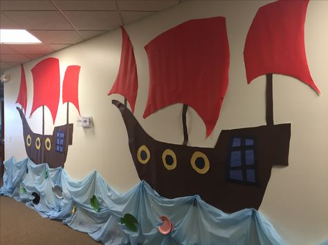 VBS Treasure Quest: pirate ships made with projector and bulletin board paper. Pirate Ship Room, Pirates School Theme, Pirate Theme Classroom, Pirate Ideas, Pirate Classroom, Mystery Island, Nautical Classroom, Bulletin Board Paper, Pirate Crafts