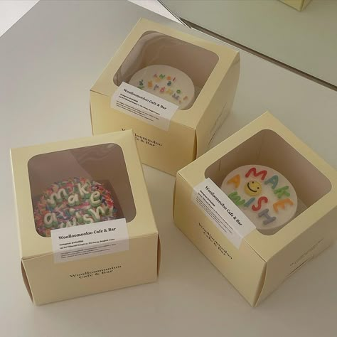 Aesthetic Packaging Food, Aesthetic Baking Packaging, Bakery Packaging Aesthetic, Ideas Packaging Pasteleria, Cake Box Design Packaging Ideas, Bento Cake Packaging, Mini Cake Packaging, Korean Food Packaging, Cake Boxes Packaging