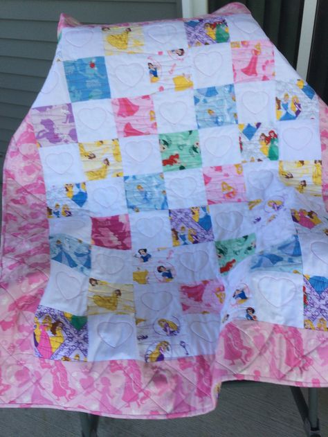 Princess Quilt Pattern, Disney Princess Quilt, Frozen Quilt, Baby Quilts To Make, Quilts Designs, Princess Quilt, Princess Room Decor, Layer Cake Quilt Patterns, The Disney Princesses