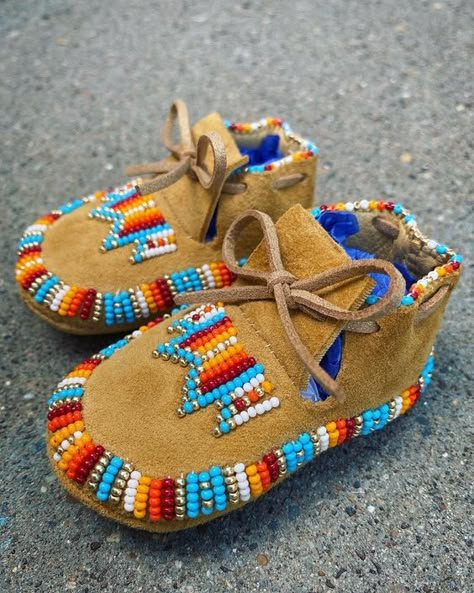 2024 Trendy Baby Moccasins: Leather Styles, Beaded Patterns, Crochet Designs Beading Patterns For Moccasins, Baby Moccasin Pattern Native Americans, Beaded Moccasins Pattern, Sewing Patterns Plushies, Sweater Knitting Patterns Free, Free Sweater Knitting Patterns, Beaded Baby Moccasins, Free Quilt Patterns For Beginners, Moccasins Beaded