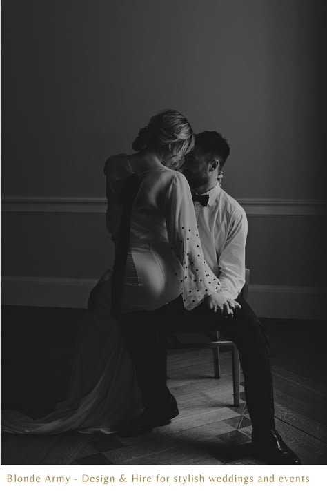 Tattoo Couples, Shooting Couple, Wedding Portrait Poses, Wedding Picture Poses, Wedding Couple Poses, Couple Photoshoot Poses, Wedding Photos Poses, Foto Poses, Photo Couple