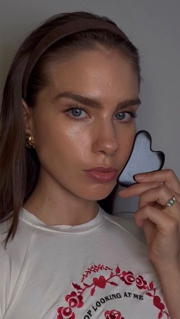 Dr. Stephanie Flockhart on Instagram: "If you want to reduce laugh lines and plump your lips, this routine is for you! Make sure to always use facial oil when doing your Gua Sha routine, be generous as you want the tool to have enough slip to move easily. Light to medium pressure and always use your opposite finger or hand to support the skin. Repeat each move 8x and don’t forget the other side! Disclaimer: not medical advice Face massage , Gua Sha tutorial, Gua Sha facial, skincare, clean s Stephanie Flockhart, Gua Sha Tutorial, Gua Sha Routine, Skin Inspiration, Be Generous, For Headaches, Facial Skincare, Taurus Moon, Laugh Lines