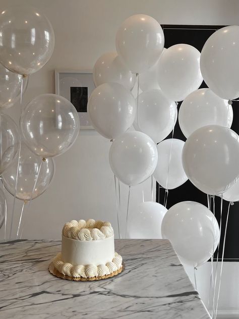 Bday Aesthetics Decoration, Kitchen Balloon Decoration, Balloon Tablescape, 25 Birthday Aesthetic, White Birthday Aesthetic, Birthday Decoration Ideas Aesthetic, Minimal Birthday Decor, Aesthetic Bday Party, Modern Party Decorations