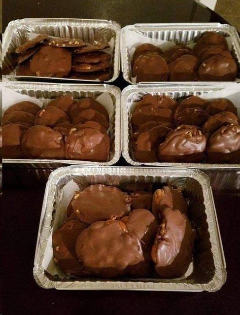 Homemade Turtle Candy With Pecans, Caramels Homemade, Turtle Candy With Pecans, Homemade Turtle Candy, Candy With Pecans, Soft Caramels Recipe, Homemade Turtles, Soft Caramels, Turtle Candy