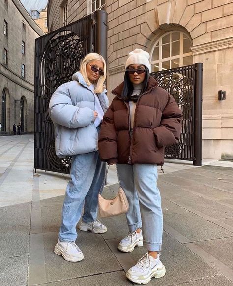 👜 on Twitter: "Puffer jacket season… " Puffer Jacket Outfit, Skater Girl Outfits, Moda Streetwear, Populaire Outfits, Outfit Jeans, Mode Ootd, Ținută Casual, Modieuze Outfits, Streetwear Fashion Women